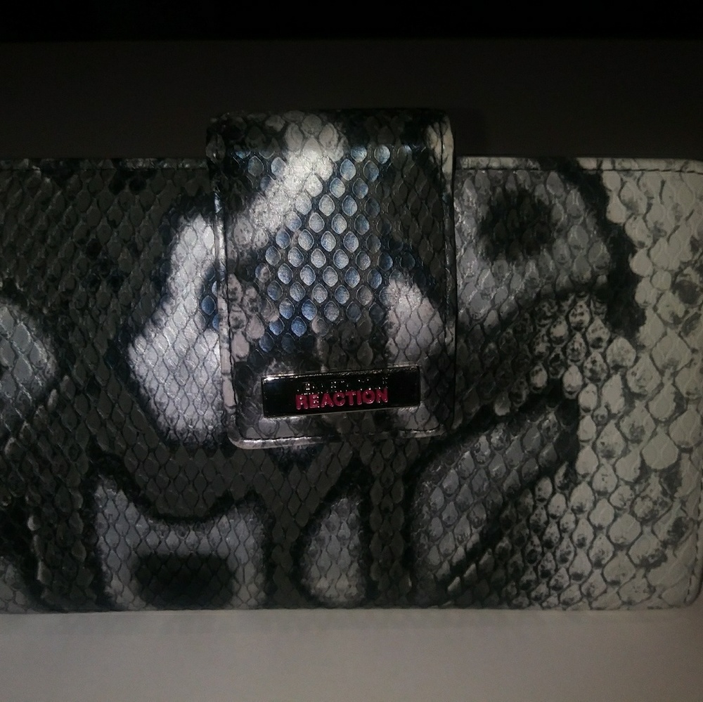 Keneth Cole. Snake skin